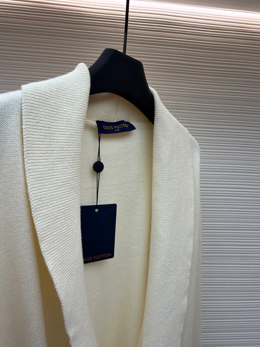 LOUIS VUITTON letter logo V-neck shawl long cardigan ●Original version: purchased and developed in 19939 ●Item number: 1681092-A95 ●Fabric: wool blended fabric ●Technology: knitted ●Version: Loose version ●Weight: about 740 grams ●Size: S-M-L-XL ●Description: Made of 55% wool and 45% cotton. This style is a blended fabric. Both materials have their own advantages. Wool can provide effective warmth retention, while cotton can make it more three-dimensional. The logo on the lower left is electroplated with stainless steel material, and the original mold is made to order in 1:1 size. Silver inlaid decoration and rubber filling inside. The bottom steel plate is customized. The lower right button is made of natural mother-of-pearl and hand-sewn. This pullover continues the pastel tones of the 2025 spring and summer show, incorporating wool blended wool knitting to create a chic and fashionable effect. The lightweight design is perfect for spring and adds a sophisticated touch to everyday looks. The overall wiring is straight and delicate, the fabric is comfortable and soft, and the color is consistent without color difference. It can be matched with the same style to create a fashionable look and control various occasions. Customized accessories, complete with three standards, same style for men and women!